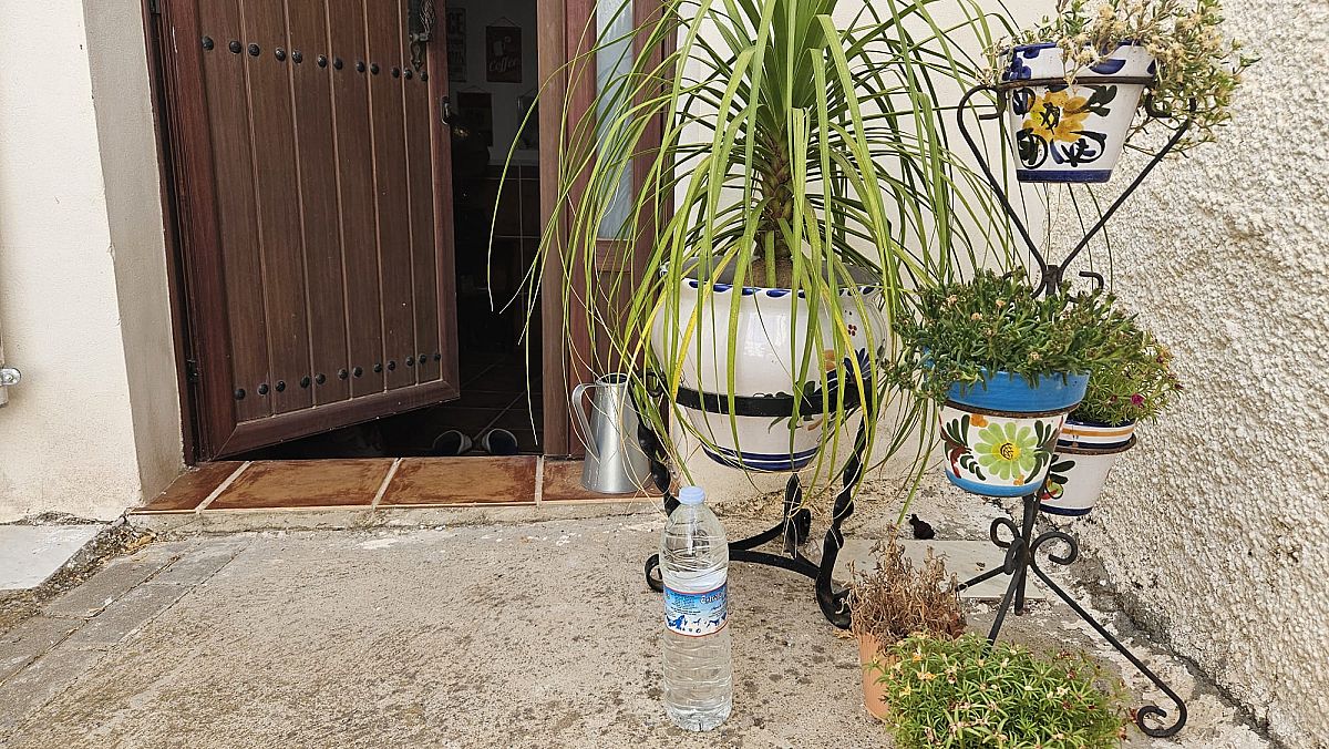 Waarom staan er waterflessen voor huizen in Spaanse dorpen en steden?