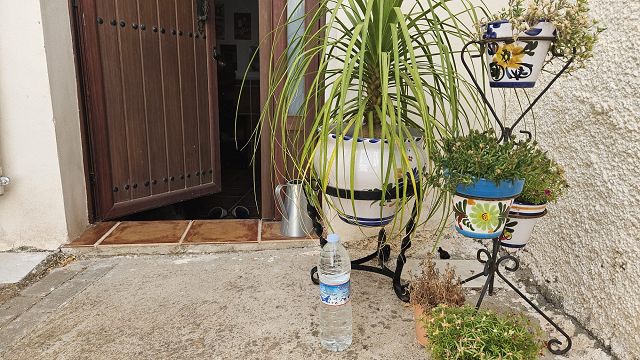 Waarom staan er waterflessen voor huizen in Spaanse dorpen en steden? - DroomHuisSpanje
