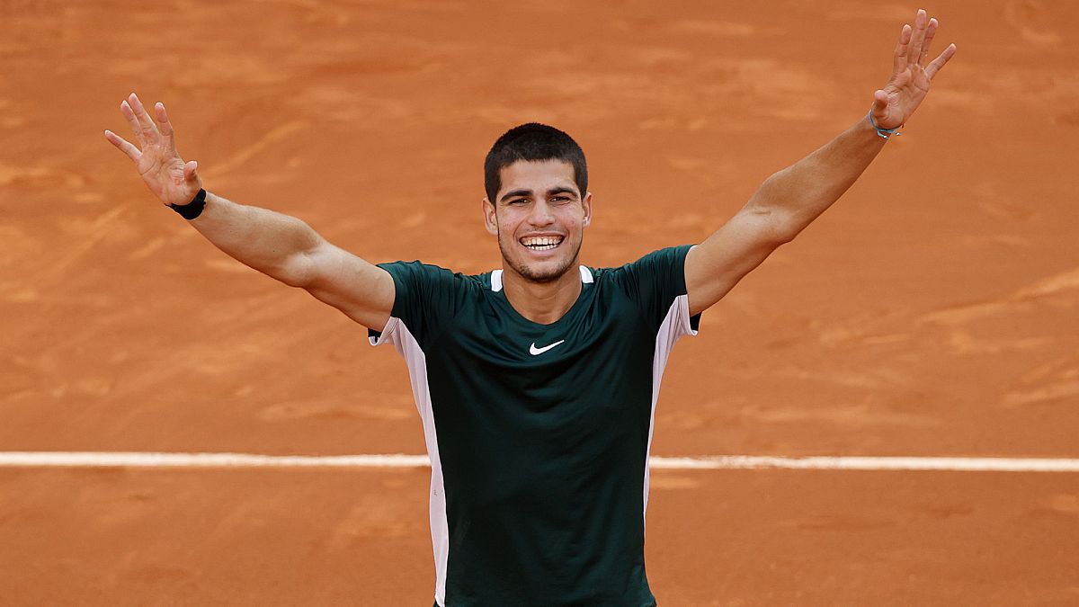 El tenista español de 19 años Alcaraz manda a casa a Nadal y Djokovic y gana el Mutua Madrid Open