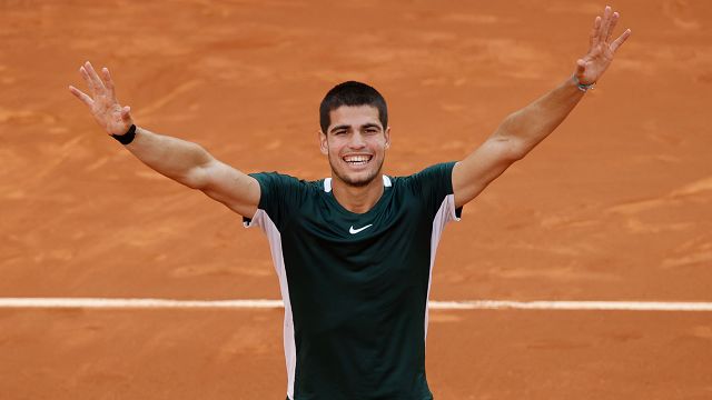 El tenista español de 19 años Alcaraz manda a casa a Nadal y Djokovic y gana el Mutua Madrid Open - DroomHuisSpanje