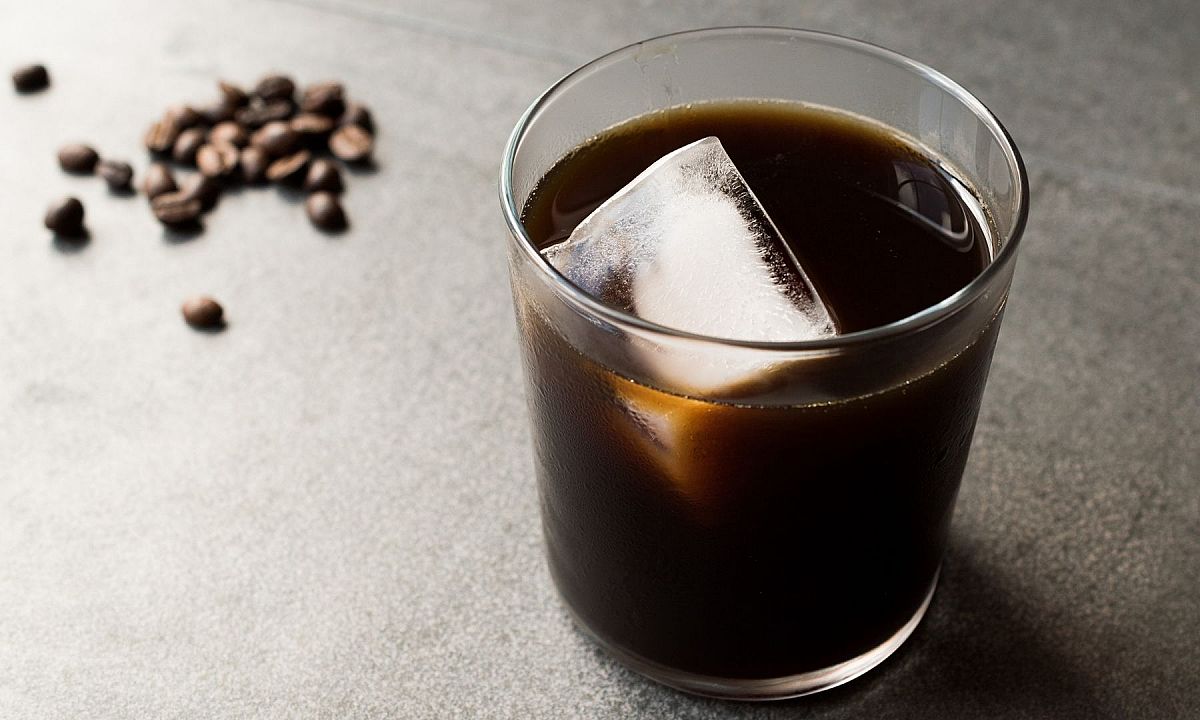 How many ice cubes should be in a 'café con heelo' in Spain?