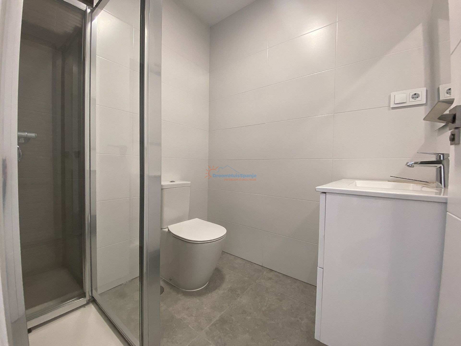 INSTAPKLAAR: Royaal penthouse op een goede locatie met eigen privé dakterras - DroomHuisSpanje