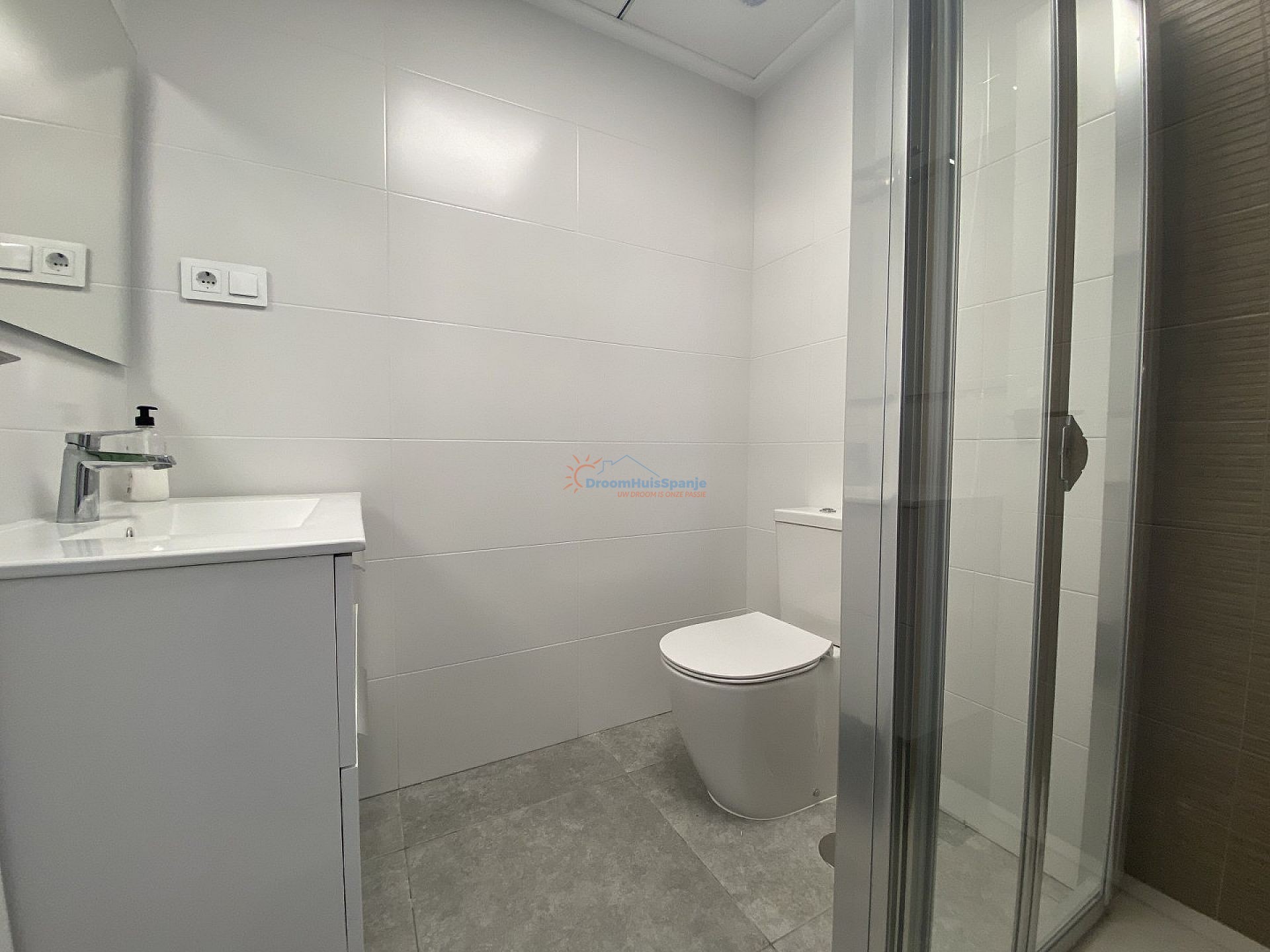 INSTAPKLAAR: Royaal penthouse op een goede locatie met eigen privé dakterras - DroomHuisSpanje