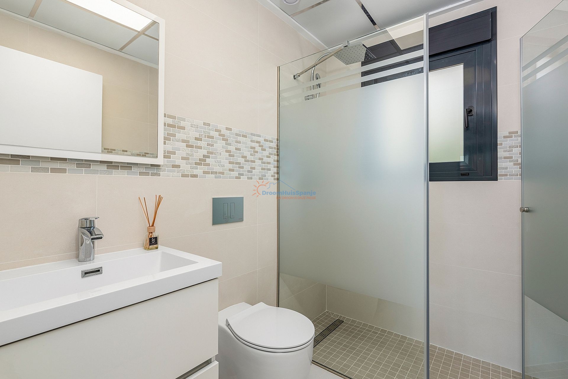 Villa moderna con garaje privado a 300 metros de la playa - DroomHuisSpanje