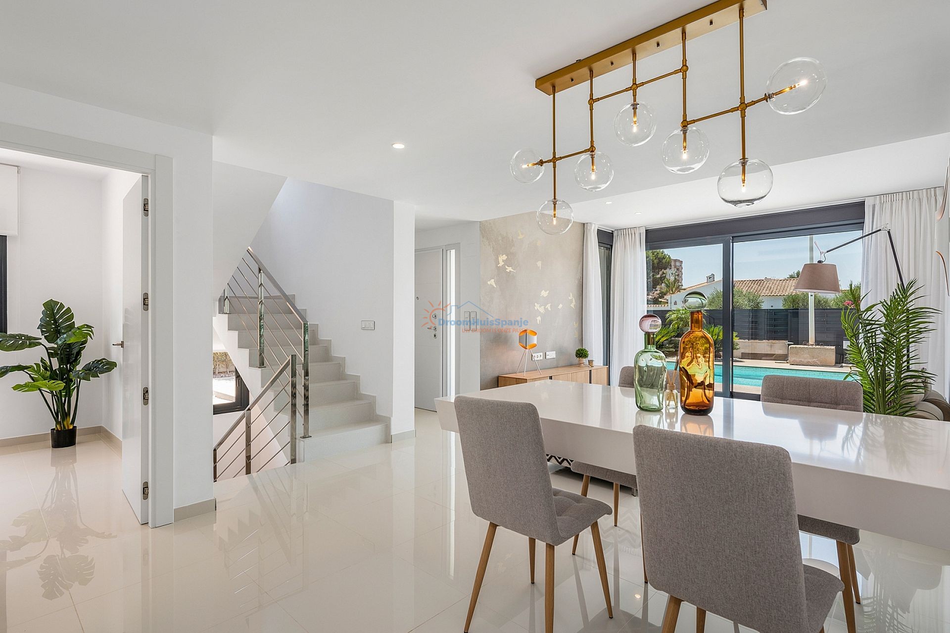 Villa moderna con garaje privado a 300 metros de la playa - DroomHuisSpanje