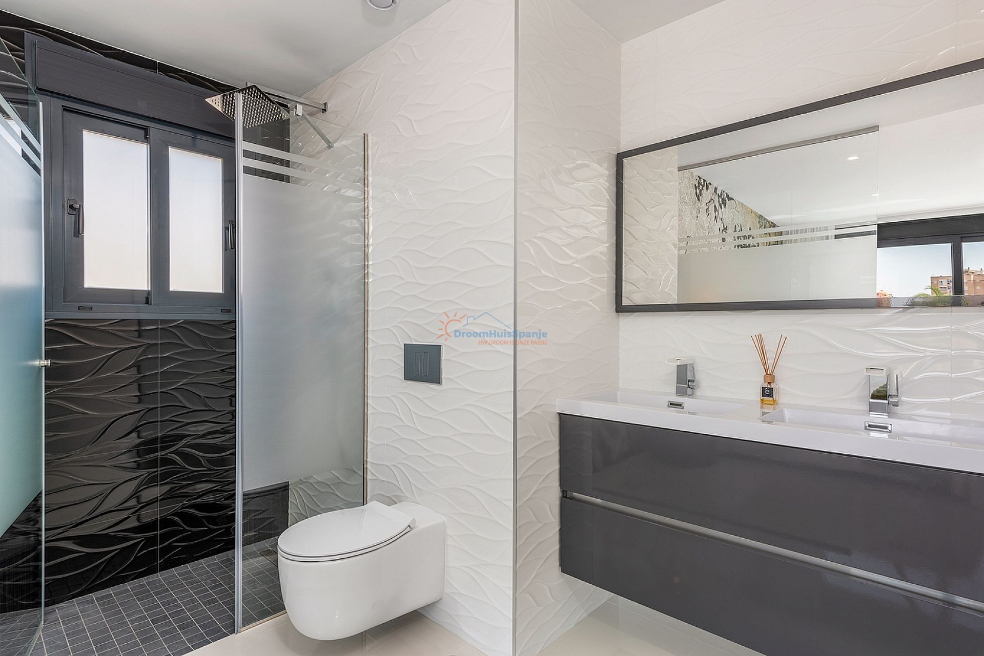 Villa moderna con garaje privado a 300 metros de la playa - DroomHuisSpanje