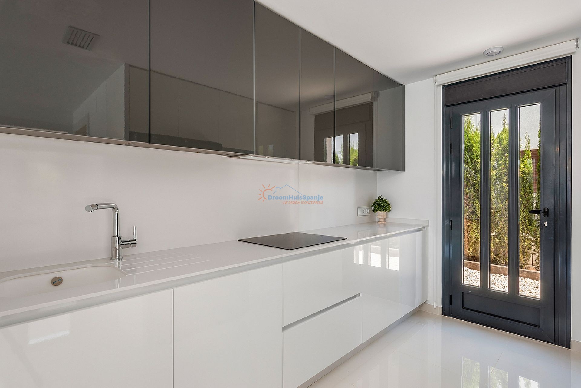 Villa moderna con garaje privado a 300 metros de la playa - DroomHuisSpanje