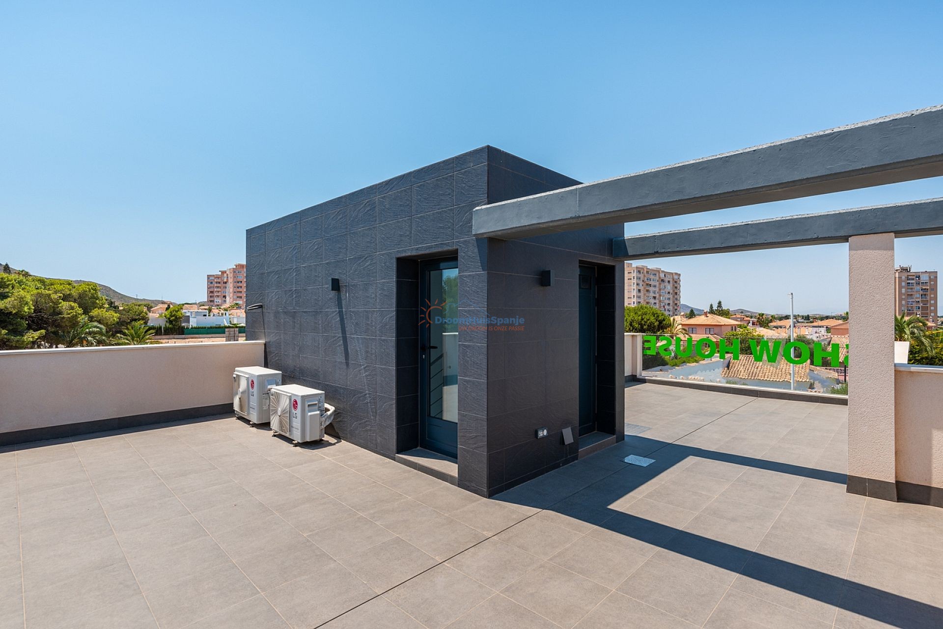 Villa moderna con garaje privado a 300 metros de la playa - DroomHuisSpanje