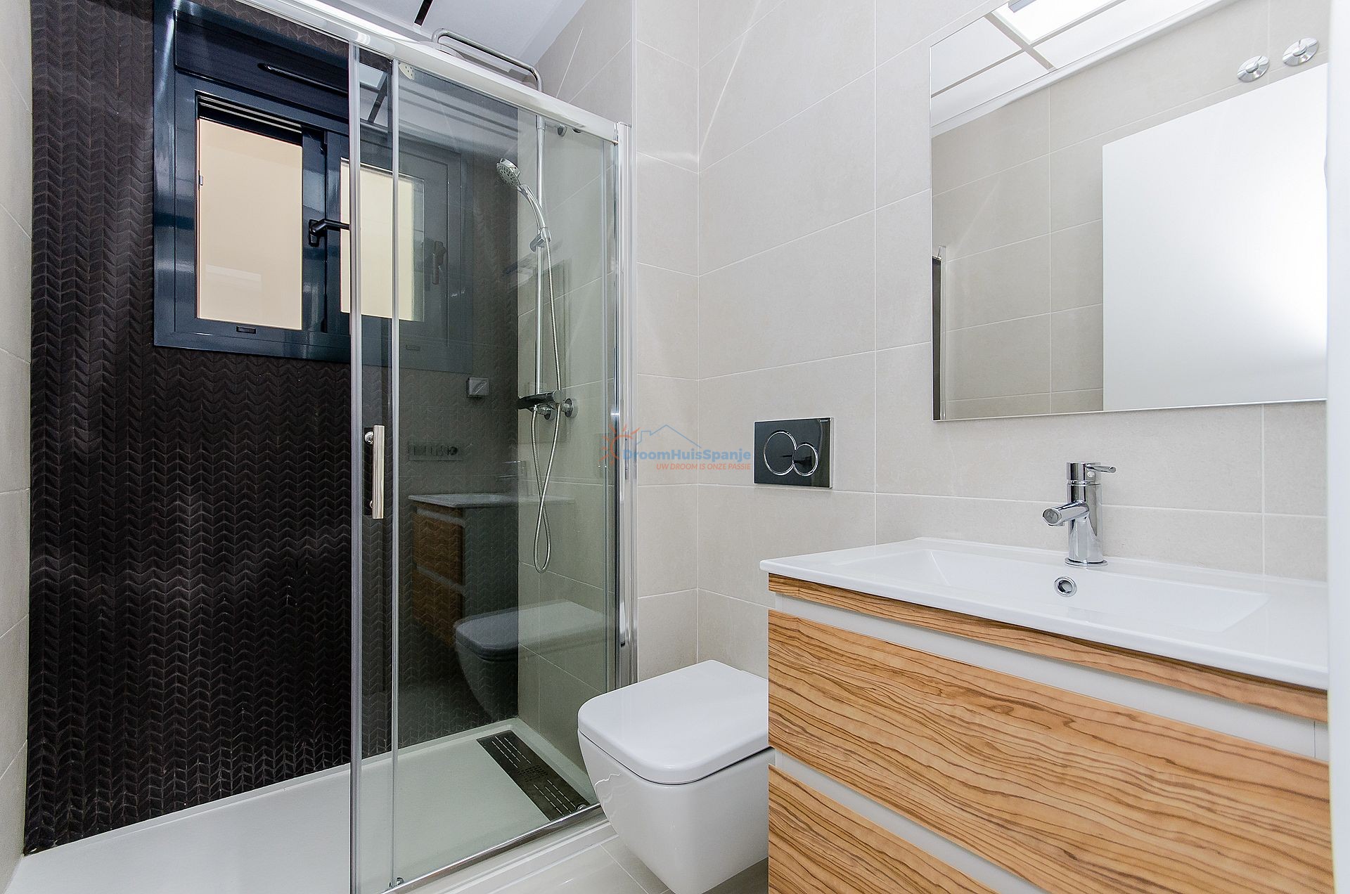 INSTAPKLAAR: Nieuw 2 slaapkamer appartement midden in de stad - DroomHuisSpanje