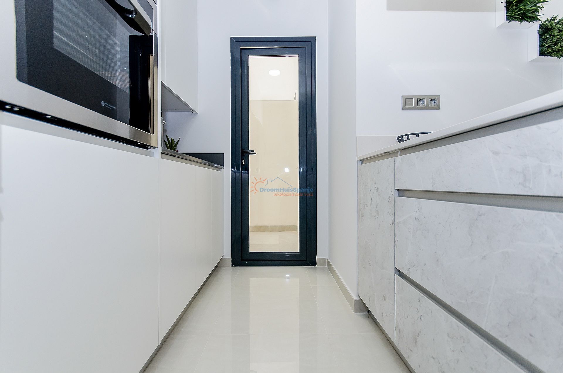 INSTAPKLAAR: Nieuw 2 slaapkamer appartement midden in de stad - DroomHuisSpanje