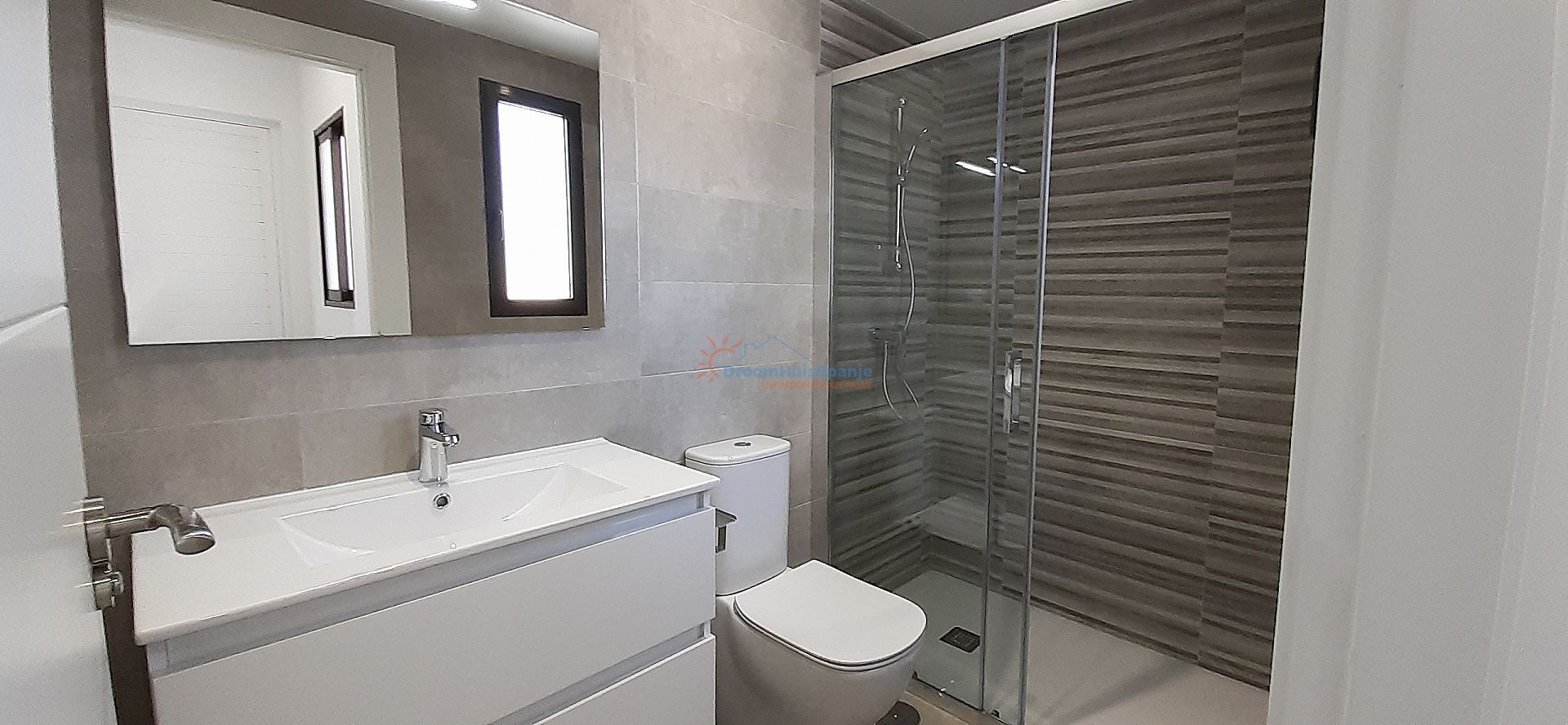 Modern rijtjeshuis met ruim privé dakterras - DroomHuisSpanje