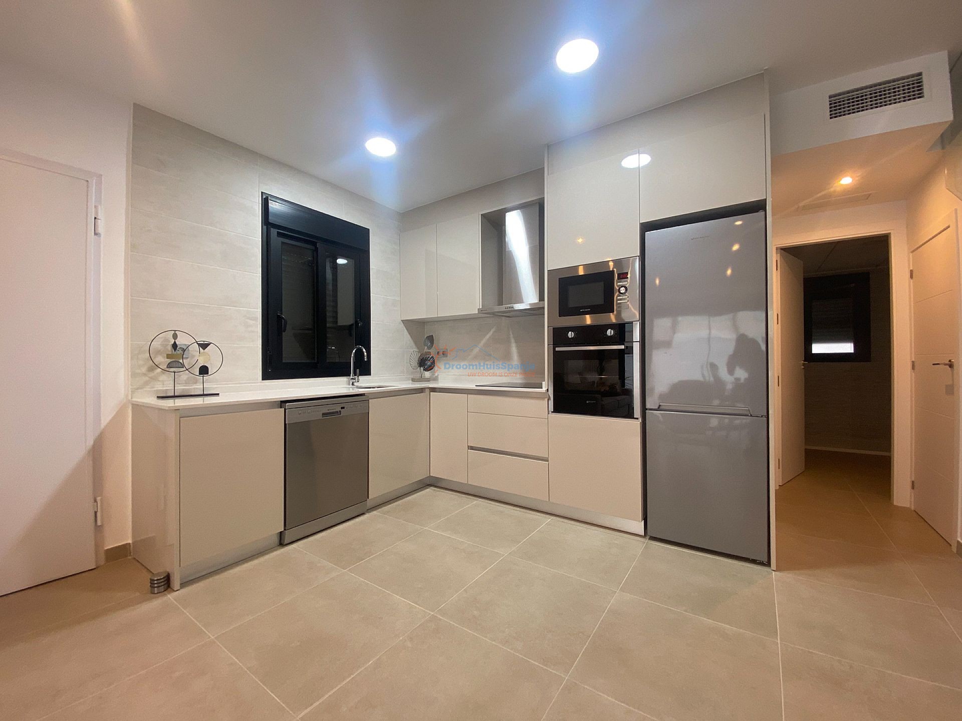 Attractieve moderne villa op goede locatie - DroomHuisSpanje