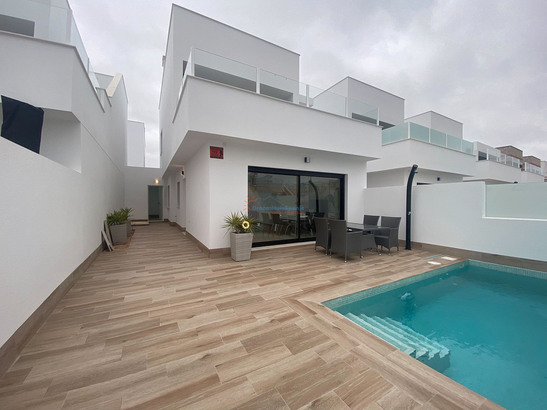 Attractieve moderne villa op goede locatie - DroomHuisSpanje