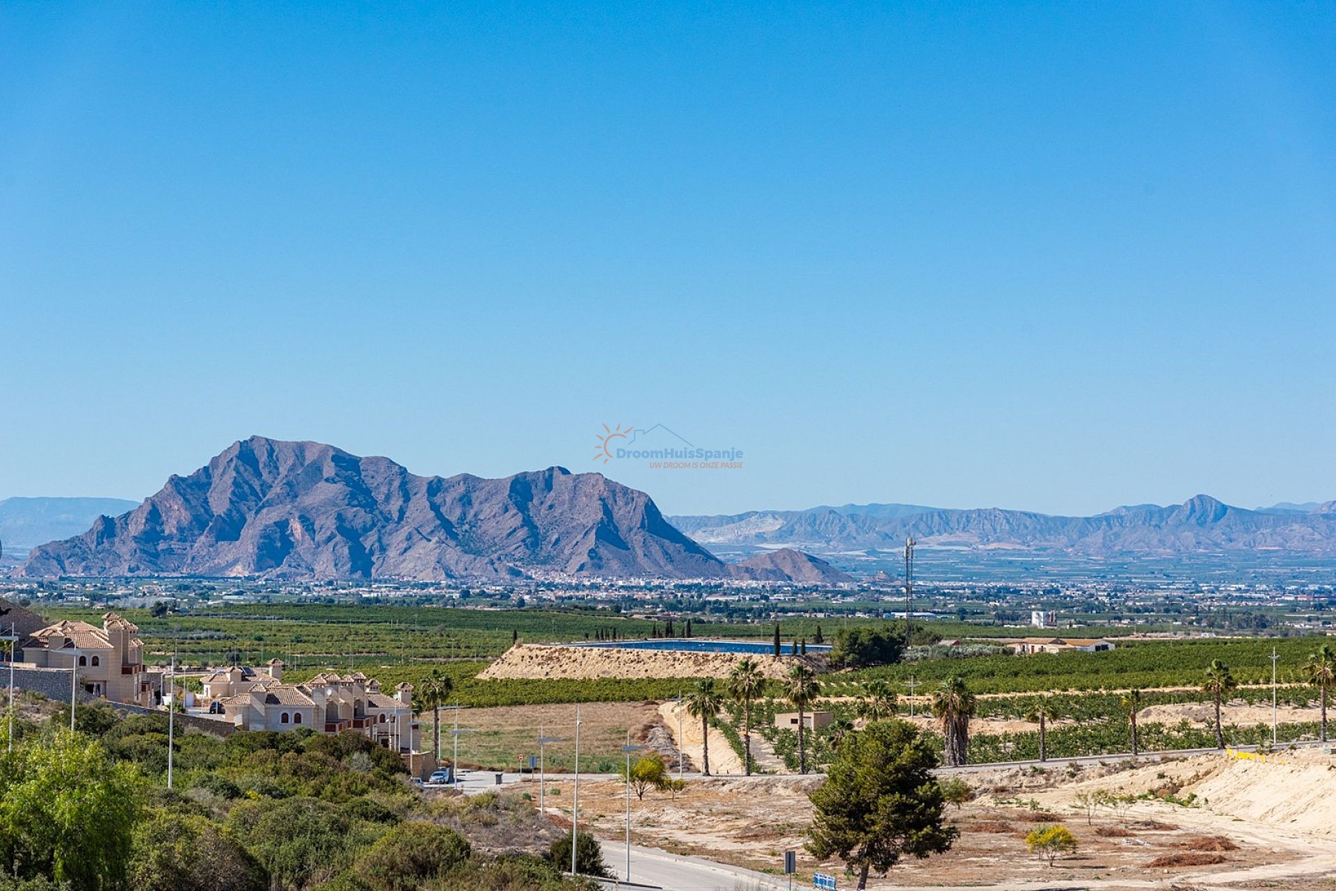 Vrijstaande gelijkvloerse villa in het populaire La Finca - DroomHuisSpanje