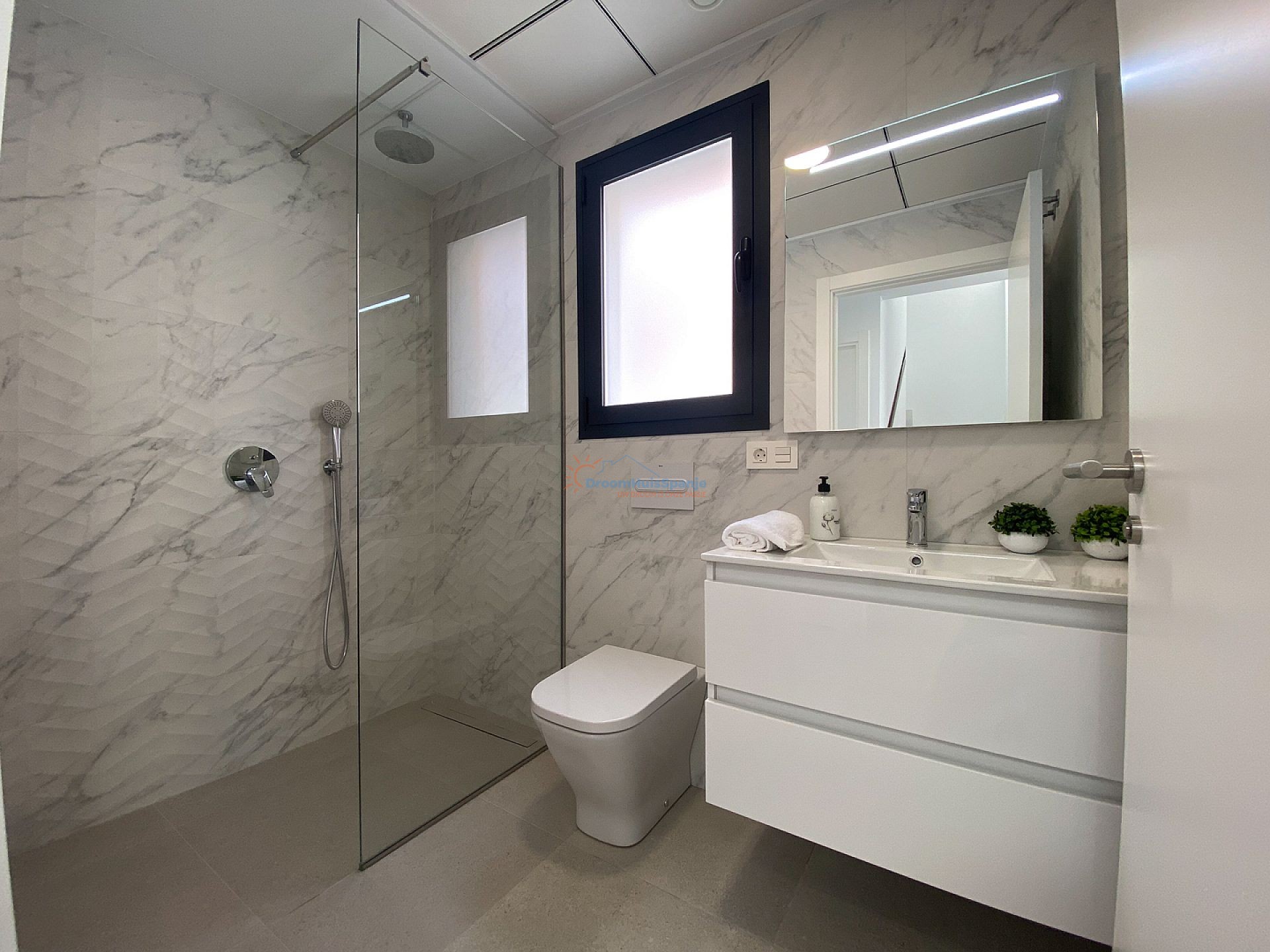 INSTAPKLAAR: Spectaculaire 3 slaapkamer nieuwbouw villa op 350 meter van het strand - DroomHuisSpanje