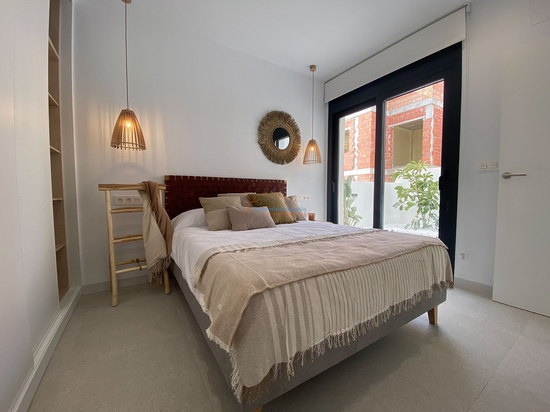 INSTAPKLAAR: Spectaculaire 3 slaapkamer nieuwbouw villa op 350 meter van het strand - DroomHuisSpanje