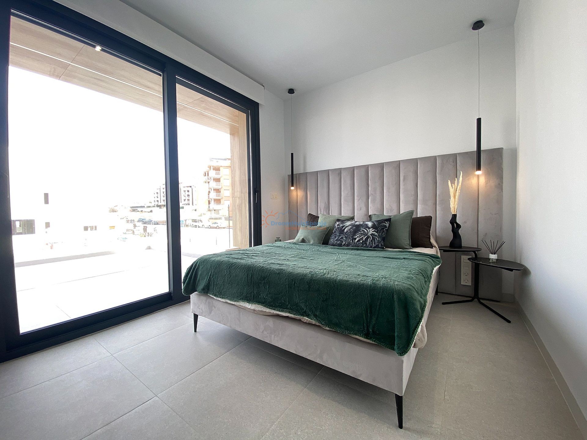 INSTAPKLAAR: Spectaculaire 3 slaapkamer nieuwbouw villa op 350 meter van het strand - DroomHuisSpanje