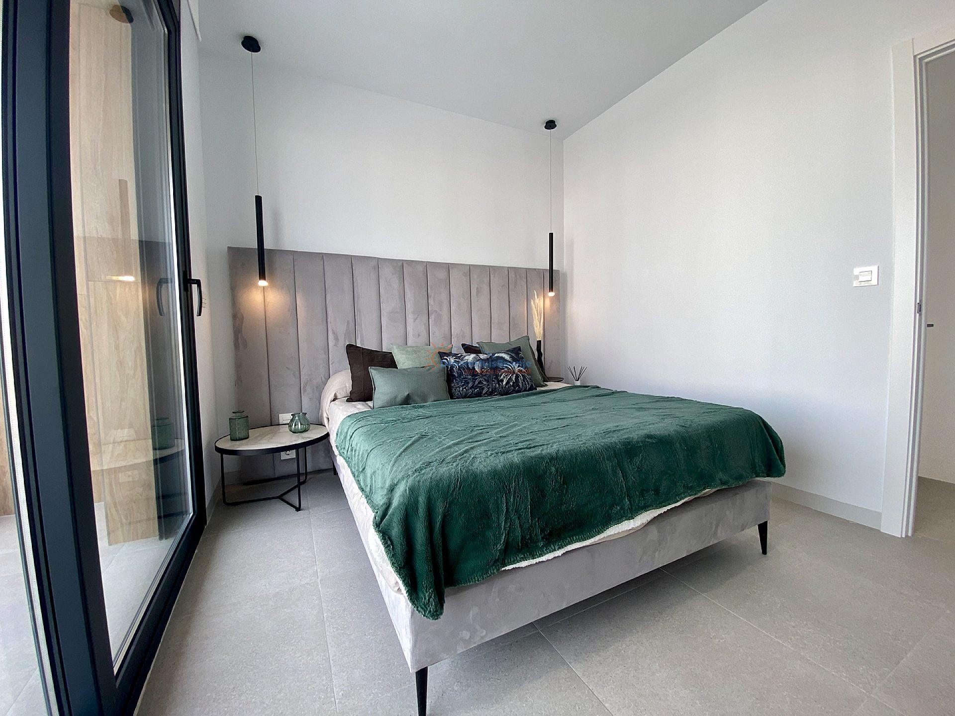 INSTAPKLAAR: Spectaculaire 3 slaapkamer nieuwbouw villa op 350 meter van het strand - DroomHuisSpanje