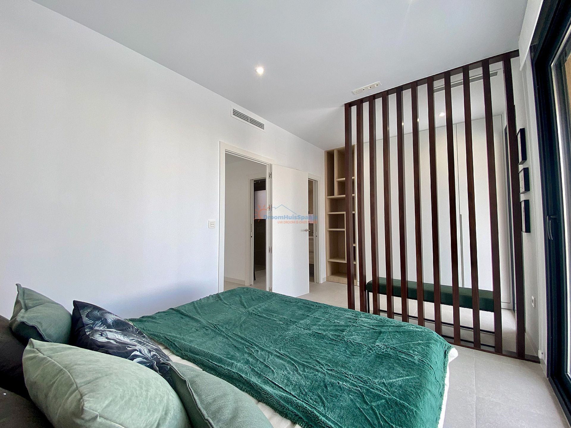 INSTAPKLAAR: Spectaculaire 3 slaapkamer nieuwbouw villa op 350 meter van het strand - DroomHuisSpanje