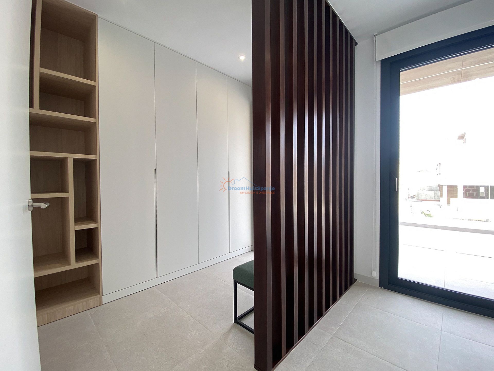 INSTAPKLAAR: Spectaculaire 3 slaapkamer nieuwbouw villa op 350 meter van het strand - DroomHuisSpanje