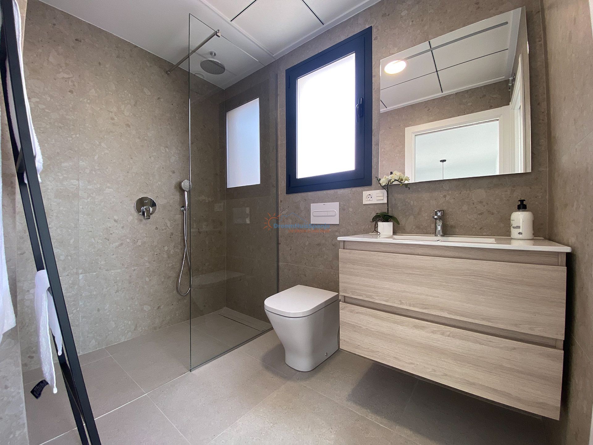 INSTAPKLAAR: Spectaculaire 3 slaapkamer nieuwbouw villa op 350 meter van het strand - DroomHuisSpanje