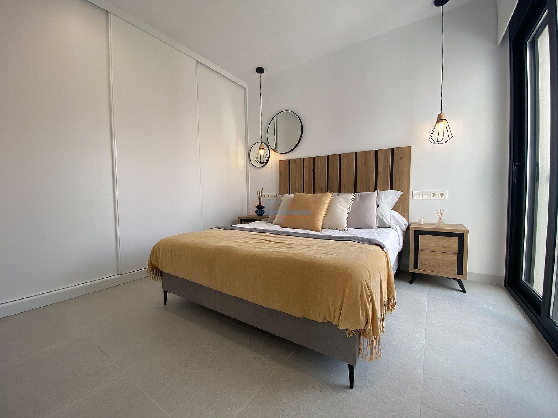 INSTAPKLAAR: Spectaculaire 3 slaapkamer nieuwbouw villa op 350 meter van het strand - DroomHuisSpanje