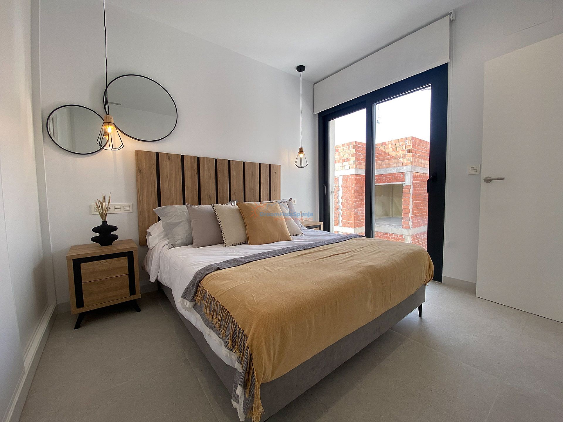 INSTAPKLAAR: Spectaculaire 3 slaapkamer nieuwbouw villa op 350 meter van het strand - DroomHuisSpanje