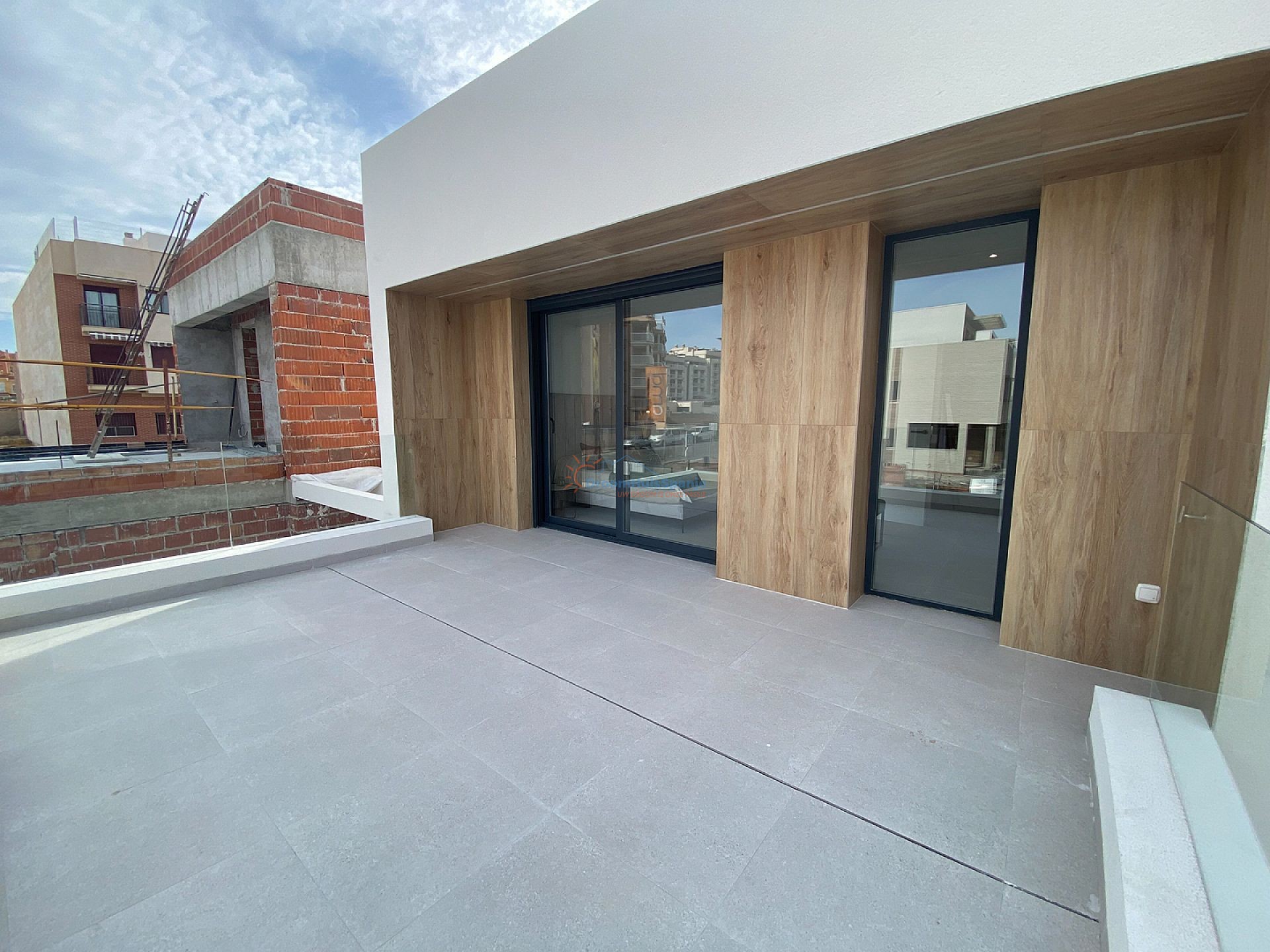 INSTAPKLAAR: Spectaculaire 3 slaapkamer nieuwbouw villa op 350 meter van het strand - DroomHuisSpanje