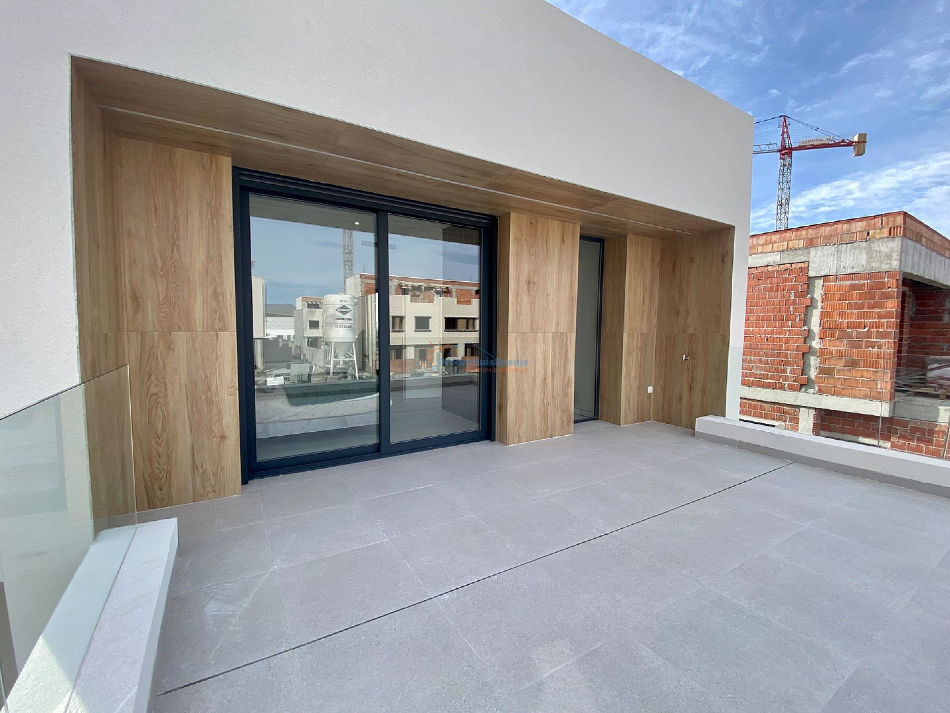 INSTAPKLAAR: Spectaculaire 3 slaapkamer nieuwbouw villa op 350 meter van het strand - DroomHuisSpanje