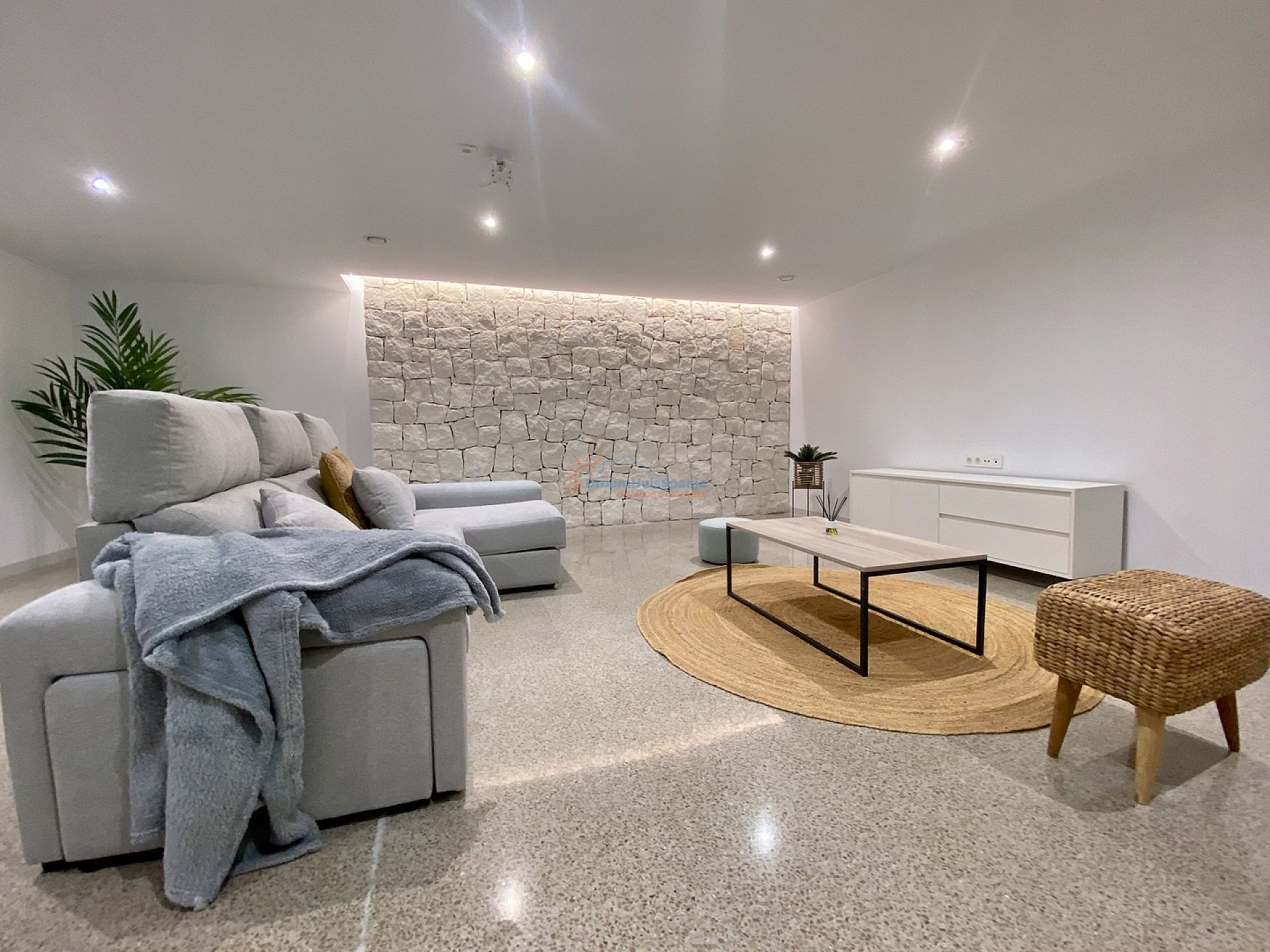 INSTAPKLAAR: Spectaculaire 3 slaapkamer nieuwbouw villa op 350 meter van het strand - DroomHuisSpanje