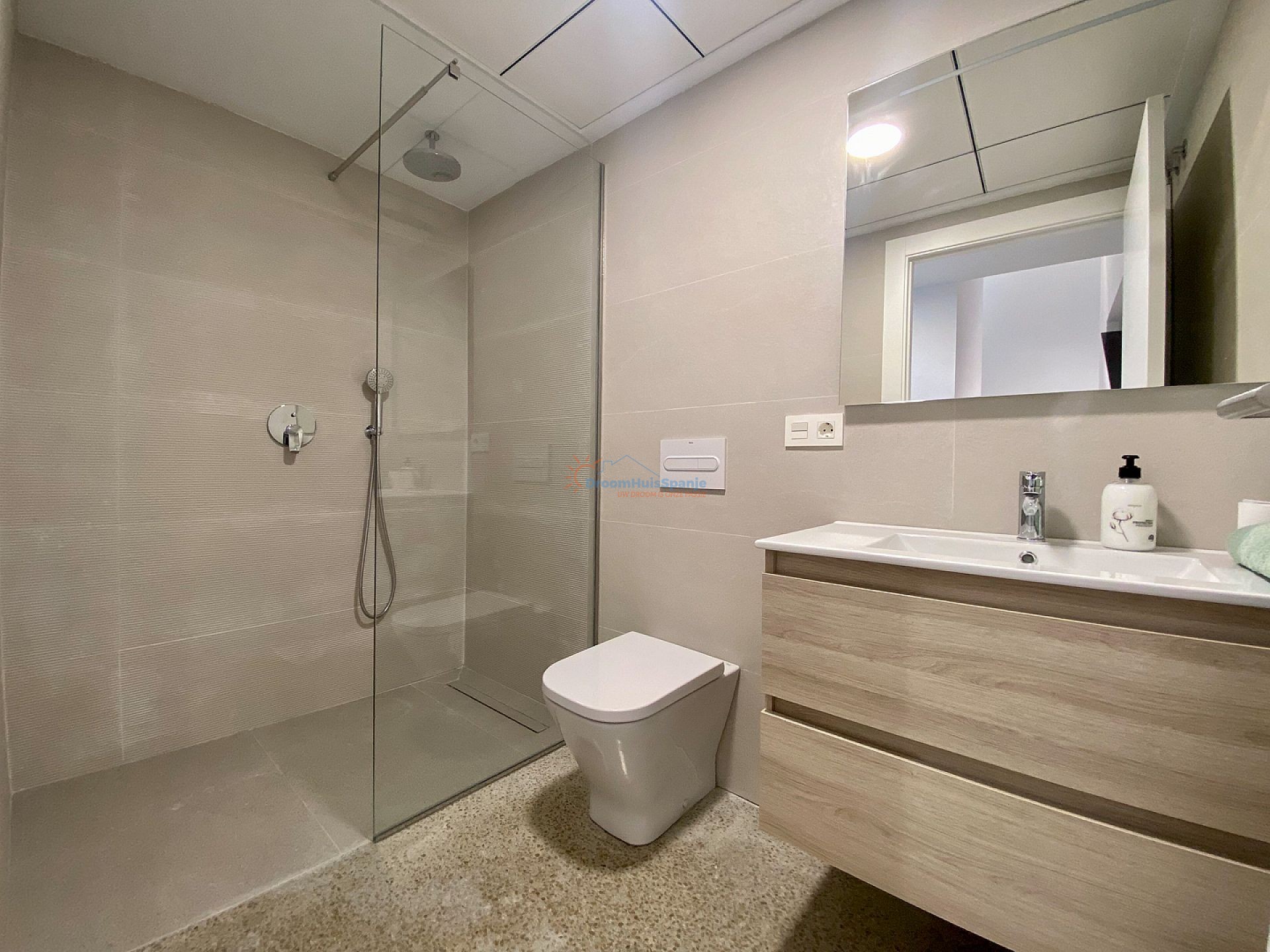 INSTAPKLAAR: Spectaculaire 3 slaapkamer nieuwbouw villa op 350 meter van het strand - DroomHuisSpanje