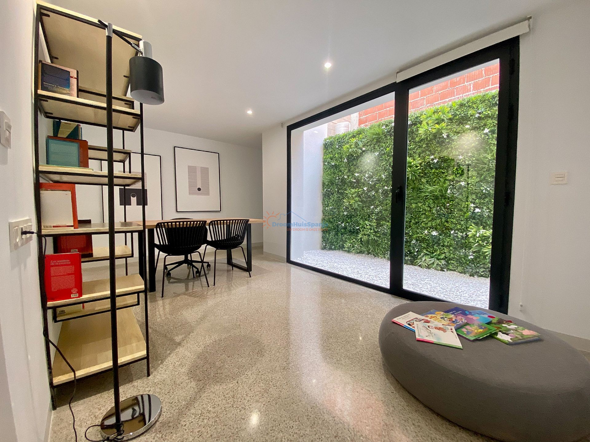 INSTAPKLAAR: Spectaculaire 3 slaapkamer nieuwbouw villa op 350 meter van het strand - DroomHuisSpanje