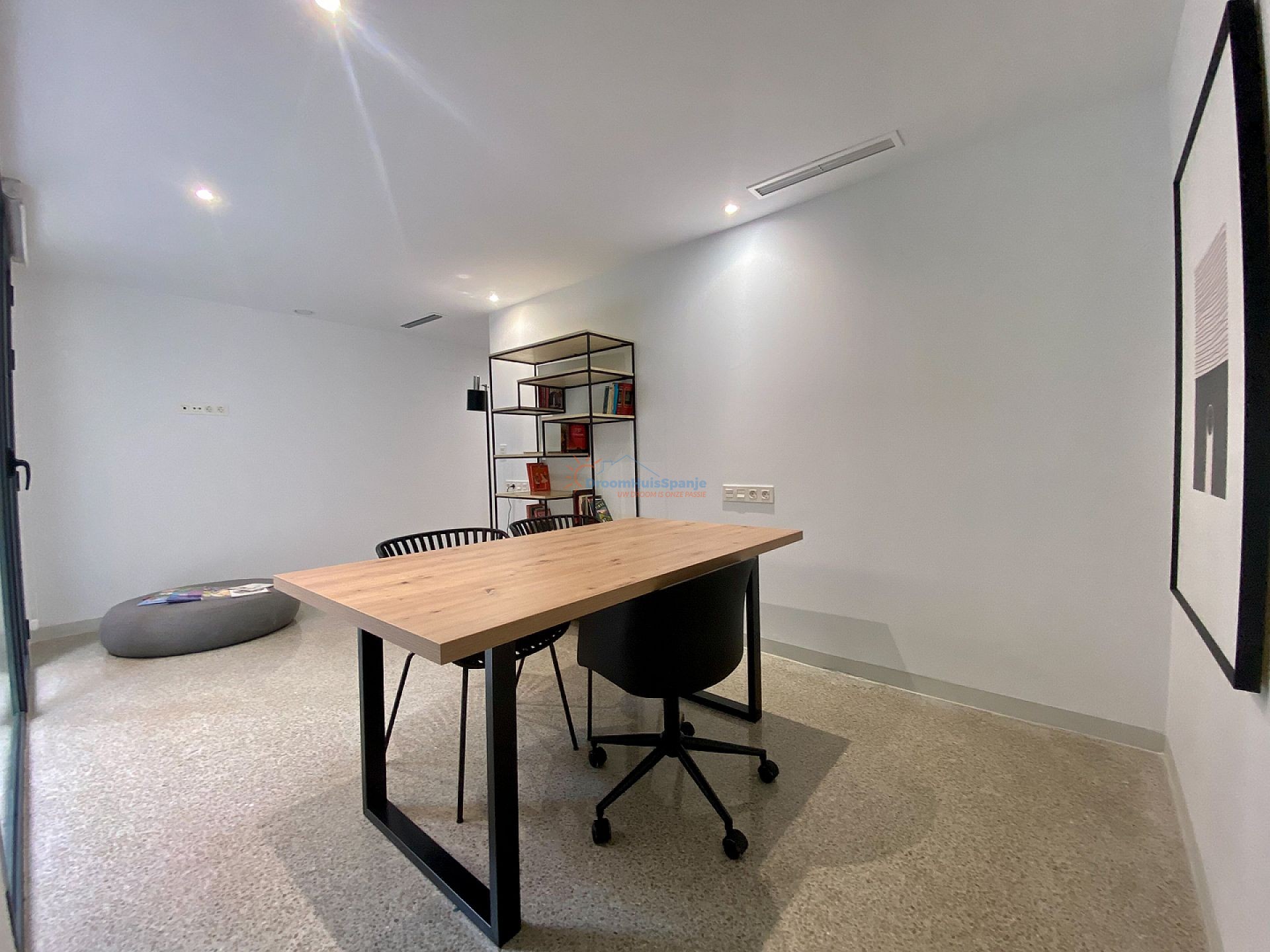 INSTAPKLAAR: Spectaculaire 3 slaapkamer nieuwbouw villa op 350 meter van het strand - DroomHuisSpanje