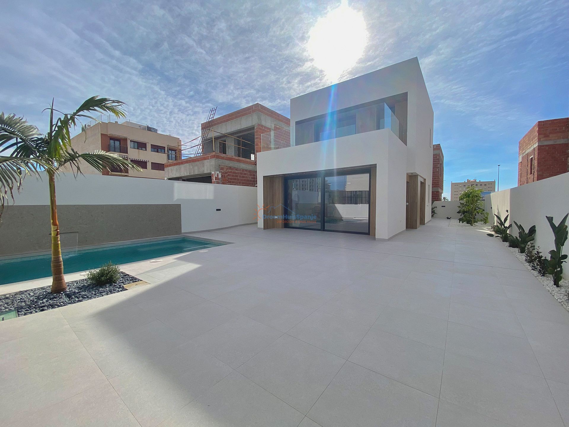 INSTAPKLAAR: Spectaculaire 3 slaapkamer nieuwbouw villa op 350 meter van het strand - DroomHuisSpanje