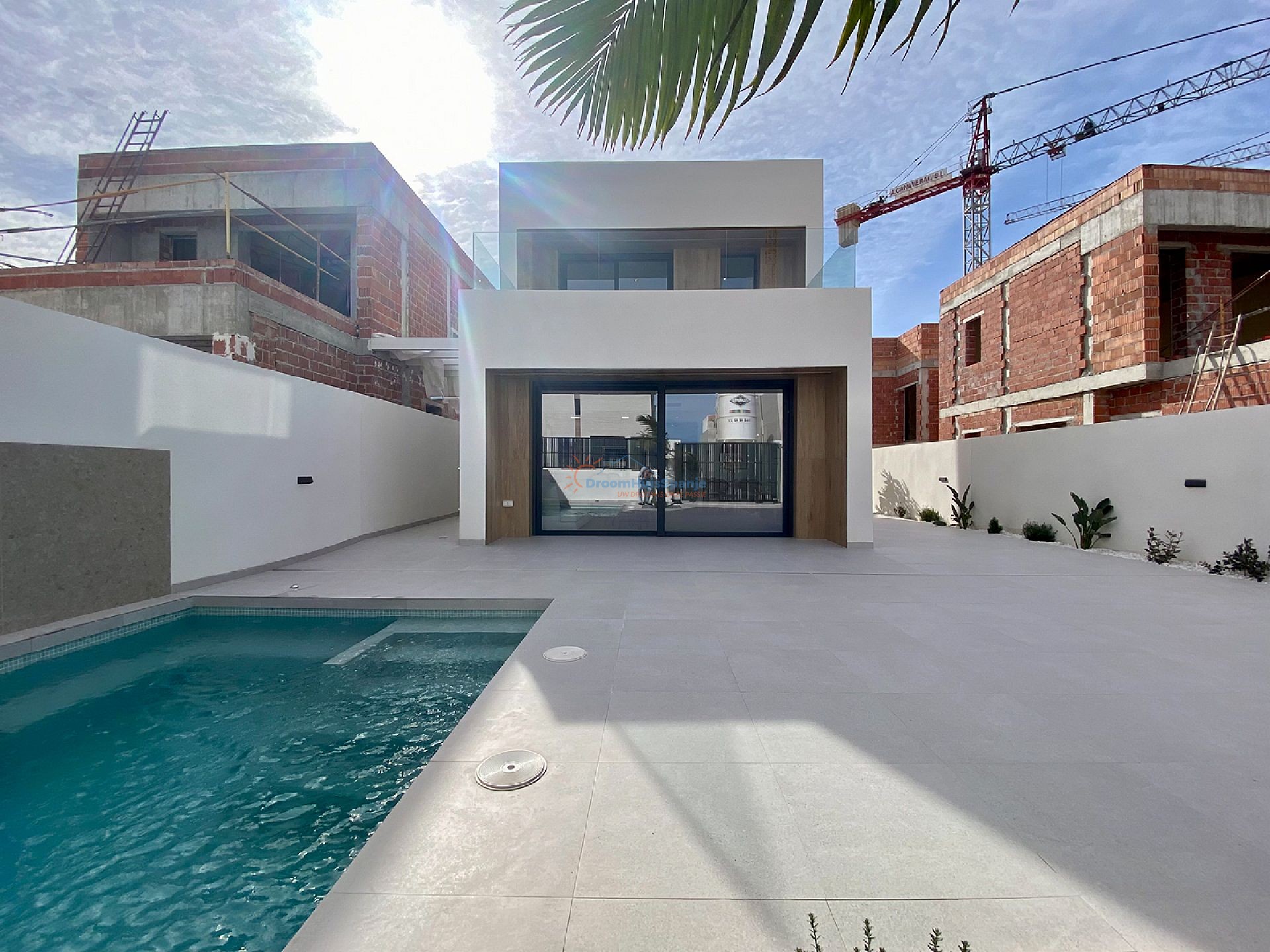 INSTAPKLAAR: Spectaculaire 3 slaapkamer nieuwbouw villa op 350 meter van het strand - DroomHuisSpanje