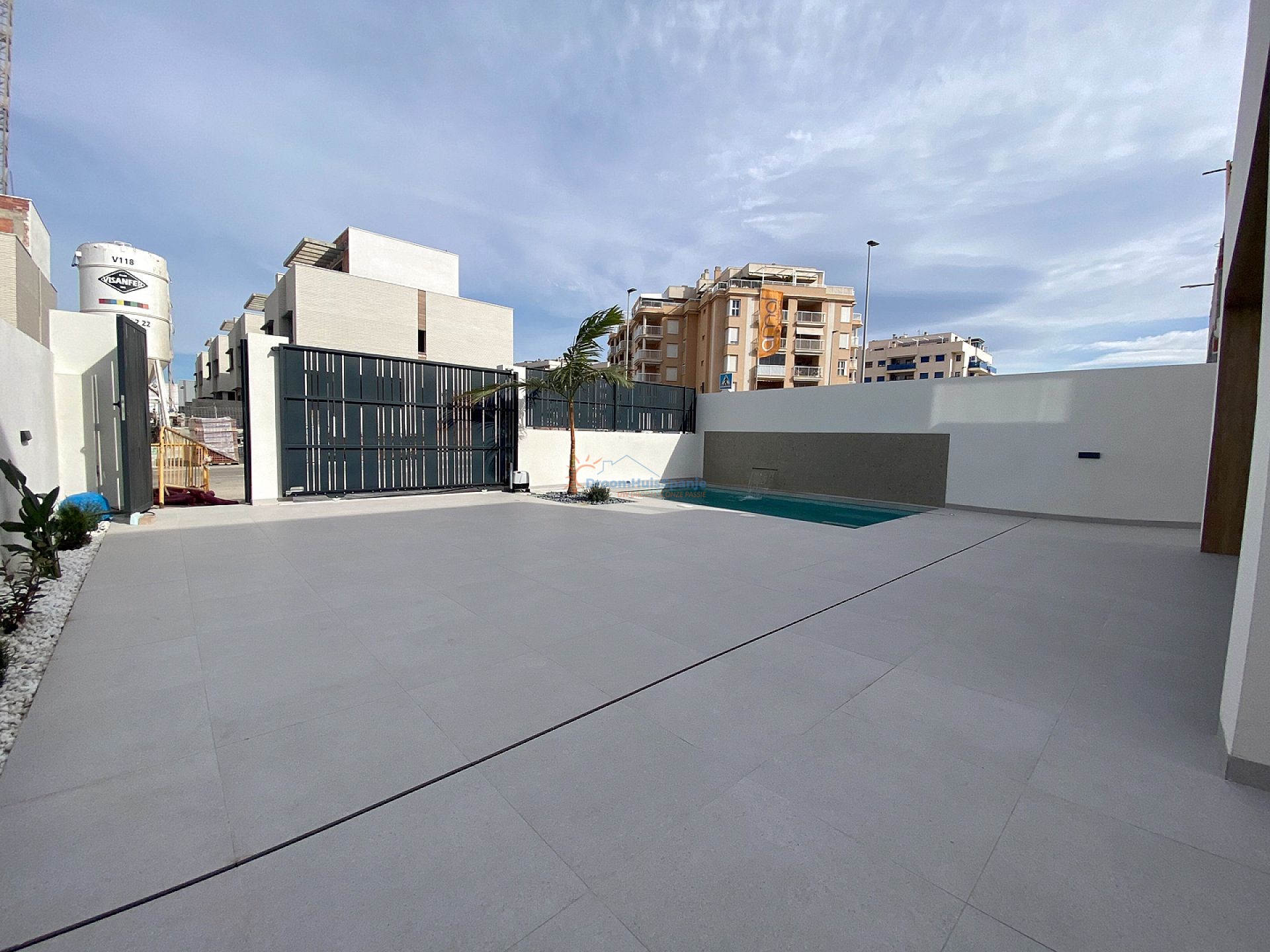 INSTAPKLAAR: Spectaculaire 3 slaapkamer nieuwbouw villa op 350 meter van het strand - DroomHuisSpanje