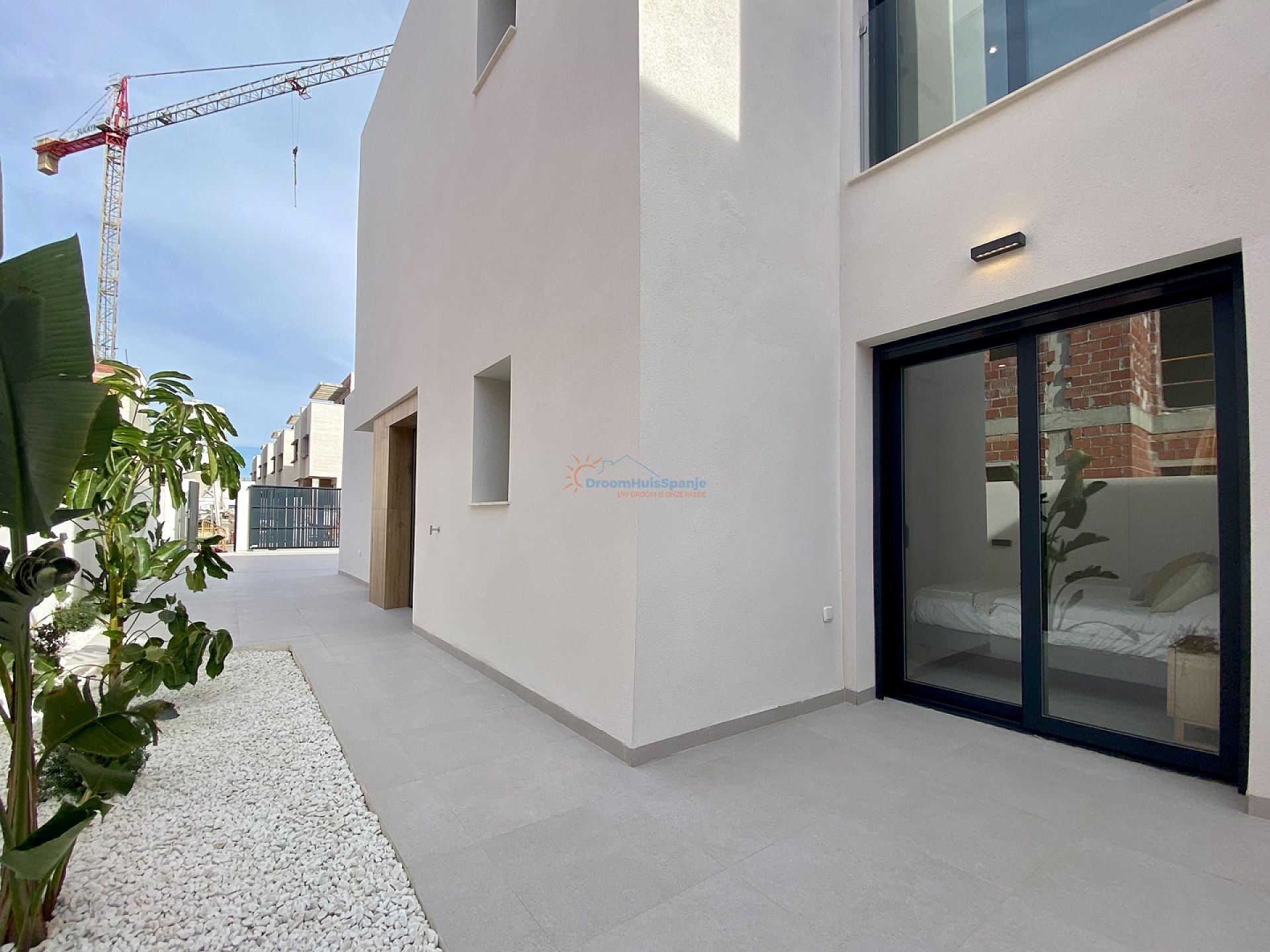 INSTAPKLAAR: Spectaculaire 3 slaapkamer nieuwbouw villa op 350 meter van het strand - DroomHuisSpanje