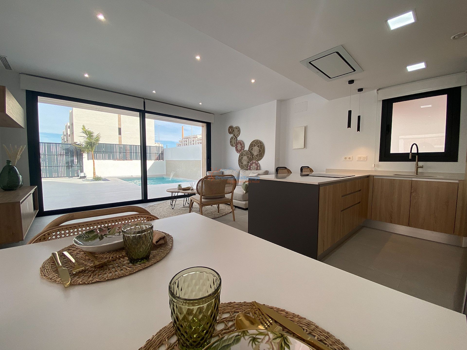 INSTAPKLAAR: Spectaculaire 3 slaapkamer nieuwbouw villa op 350 meter van het strand - DroomHuisSpanje