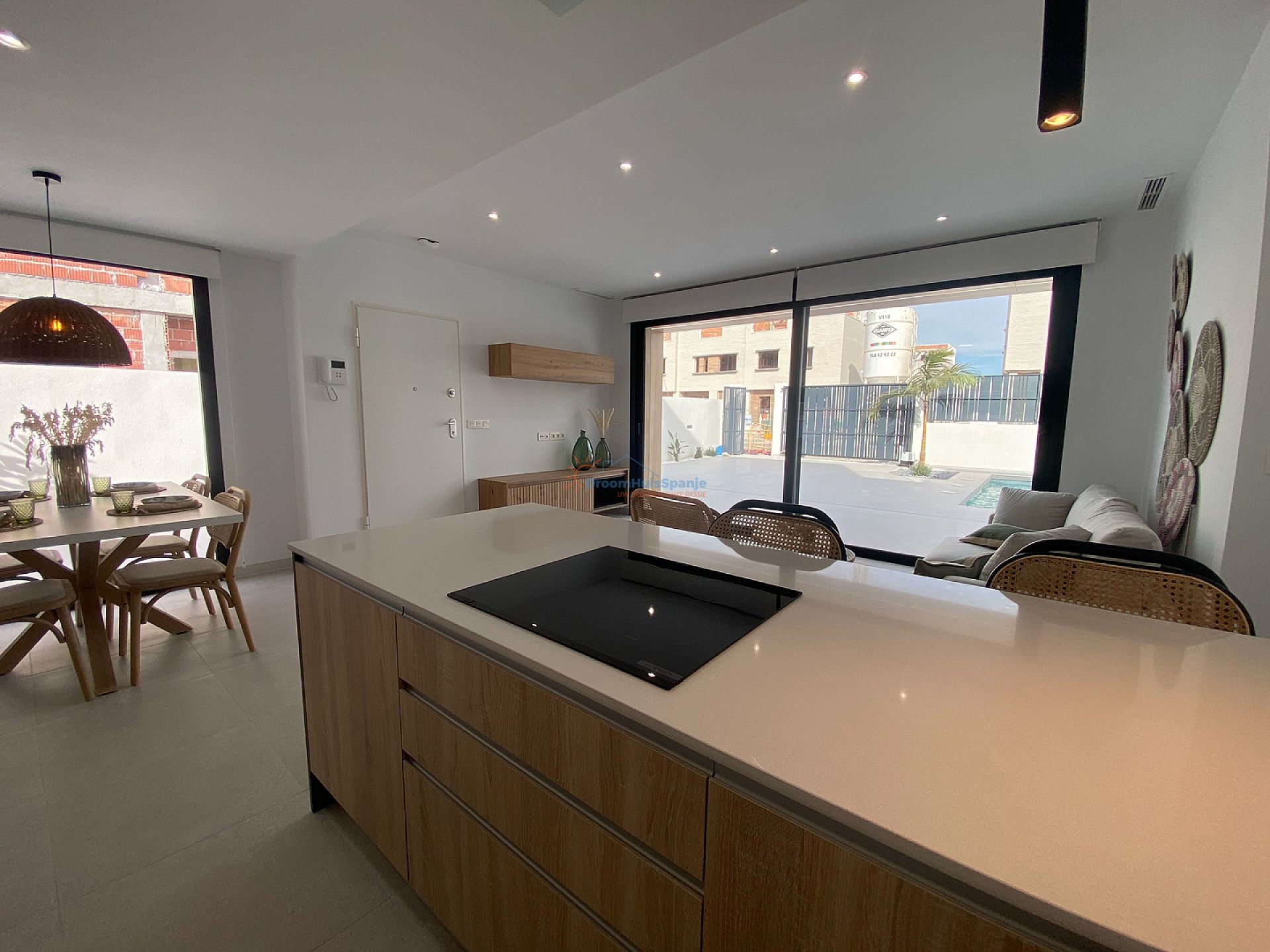 INSTAPKLAAR: Spectaculaire 3 slaapkamer nieuwbouw villa op 350 meter van het strand - DroomHuisSpanje